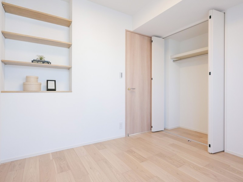 クローゼット付きの洋室2にも柔らかな光が降り注ぎます。凸凹もないので家具の配置もしやすく、有効に使えます。子供部屋として活躍できそうなお部屋です。