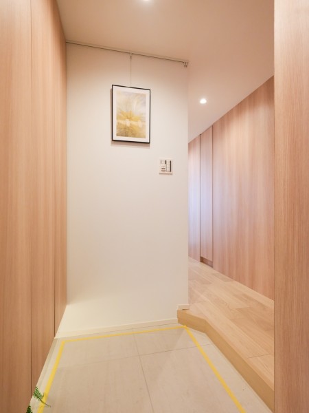 フットライトと人感センサーライトを設置した玄関です。フットライトからのびる光が足元を優しく包み込みます。収納力のあるシューズボックスも備え付けましたので玄関もすっきり保てます。