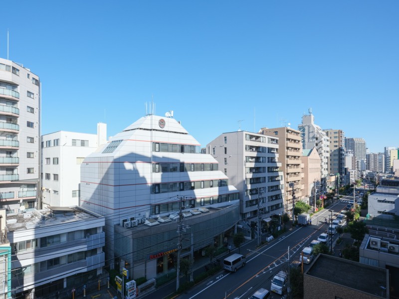 バルコニーからの眺望です。穏やかな陽光を感じながら、活気と安らぎが入り混じる居心地の良いアーバンライフを満喫できます♪