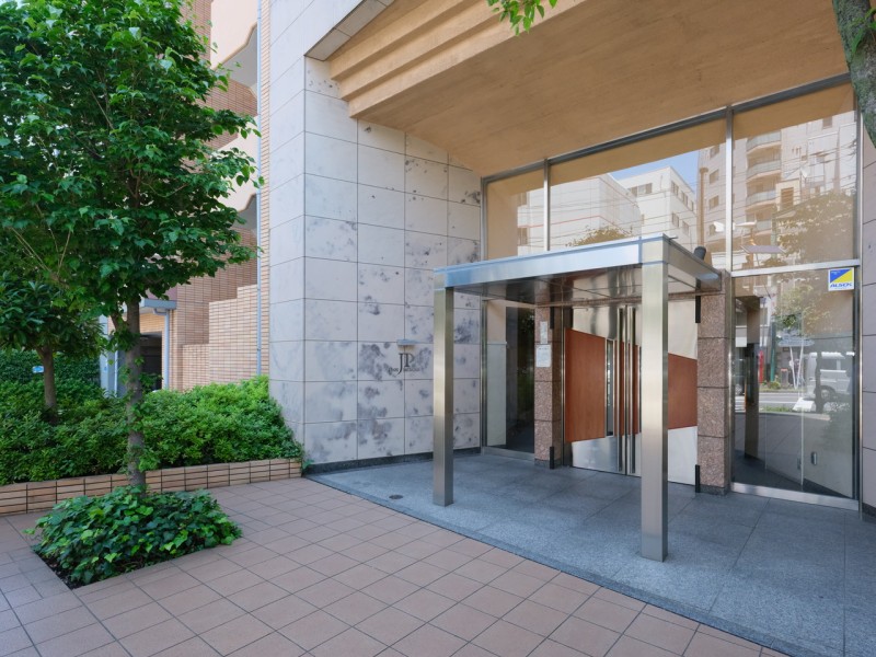 日々の通勤や通学はもちろんのこと、ショッピングからレジャーまで自在に楽しめる至便なポジションが、アクティブな日常を叶えてくれます。管理体制も良好ですので、住みやすいマンションです。