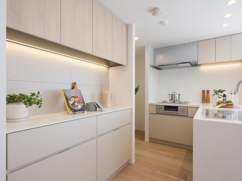 キッチン背面には収納豊富でカウンタースペースも広いカップボードがあります。間接照明がよりいっそう上質空間を創り出す気品溢れるキッチンです。