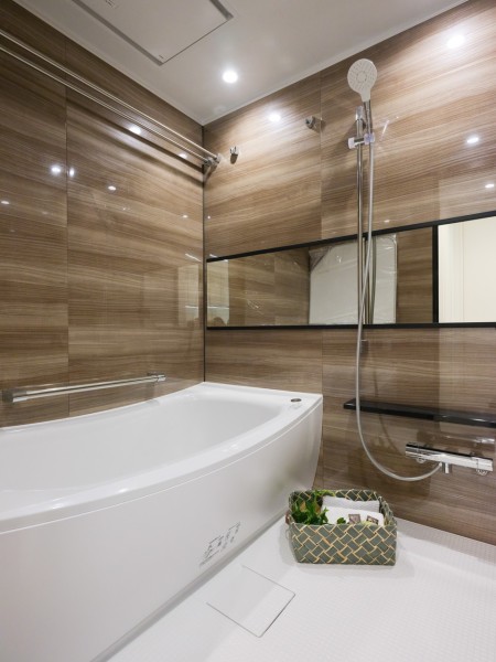 美しいカーブと全身を包み込むような入浴感が特長の浴槽や光沢感のある木目調パネルによって、より一層くつろぎの空間が演出されるバスルームです。
