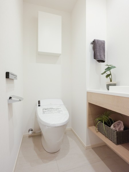 LIXIL製洗浄便座付トイレを新規設置。シンプルで安らぎが宿るレストルームです。手洗い場とカウンターを設置、清潔感と使いやすさを考慮した空間です。