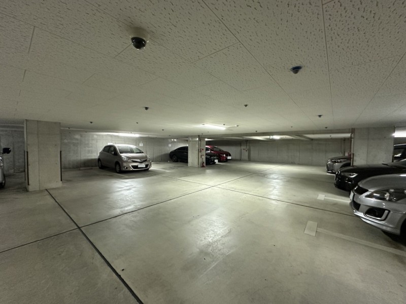 駐車場は敷地内平面自走式駐車場があります。屋内ですので、お車も傷みにくく、雨の日の乗り降りやお荷物の出し入れもしやすくなっています。（空き状況を保証するものではございません。サイズ等の詳細は担当までお問い合わせ下さい）