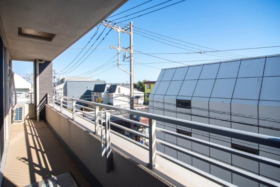 南東向きのワイドバルコニーですので、お部屋の中にたっぷりの光と風を運んでくれます。空間をゆるやかに紡ぐ、爽やかな風が感じられるバルコニーです。