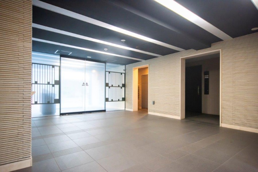 清潔に保たれたマンションエントランスロビー。広々とした空間で心地よい安らぎに満ちた暮らしへ導いてくれます。オートロック・宅配ＢＯＸ完備、ペット飼育可能です。