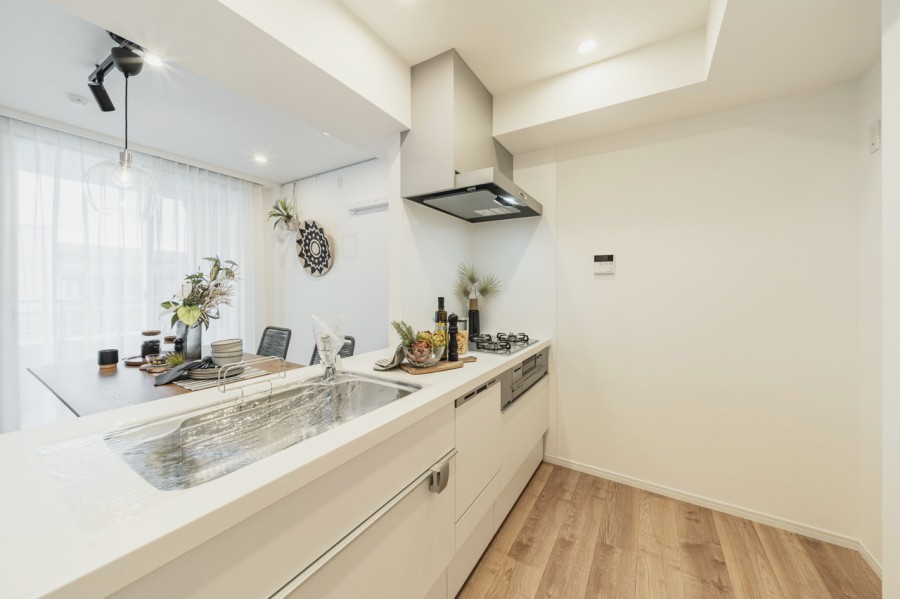 空間に美しく溶け込みつつ、清潔感が溢れるデザインのLIXIL製キッチンです。リビングにいるご家族と会話をしながら家事が楽しめるオープンタイプを採用しました。