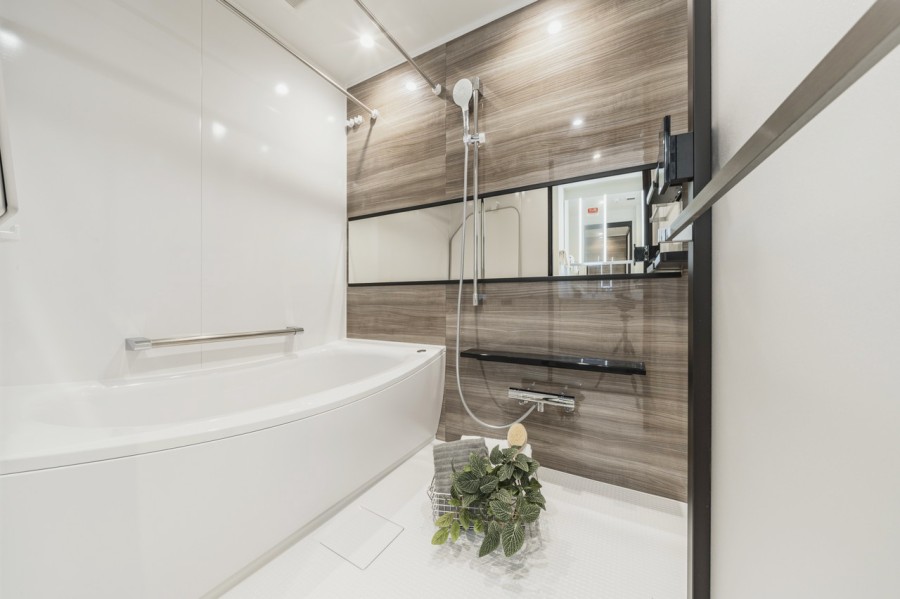 浴室暖房乾燥機も完備で、雨の日の衣類の乾燥にも便利です。寒い日は暖房運転も可能です。お手入れ楽々な素材を使用していますので、お掃除もしやすく日常生活も快適にお過ごしいただけます。