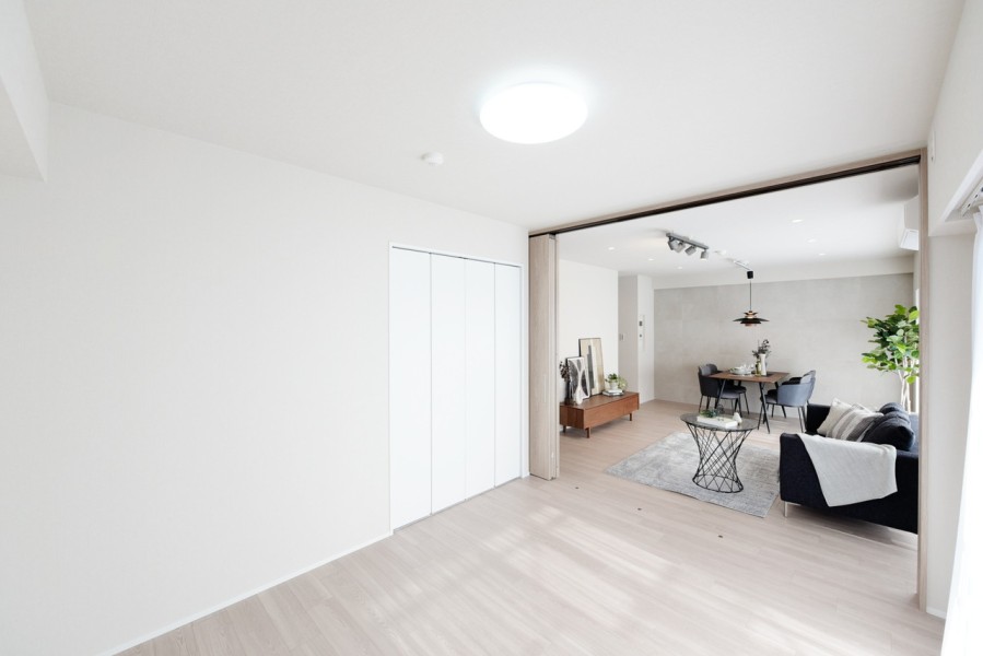 洋室4（約6.4帖）はリビングに隣接しており、扉を大きく開放して拡張リビングとしても使用できます。家族構成やライフスタイルに合わせてフレキシブルに使用できます。