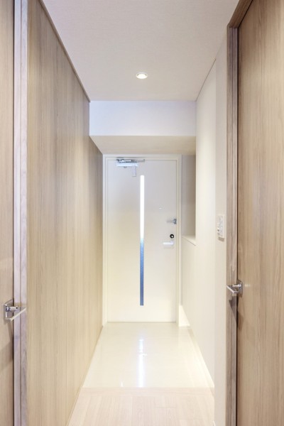 フットライトが足元を照らすホワイトの清潔感あふれる玄関です。人感センサー付きライトを設置していますので、手が塞がっている時や遅い時間のご帰宅でも自動点灯で安心です。