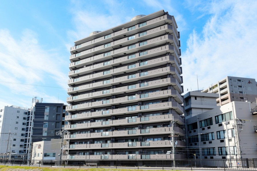 1御堂筋線江坂駅徒歩7分です。総戸数80戸、平成11年建築です。近隣にはコンビニ、スーパー、医療機関や飲食店、公園などが揃い、大人にも子供にも住みやすい環境が揃ったエリアです。どこへでもお出かけしやすいアクセスの良さも魅力です。