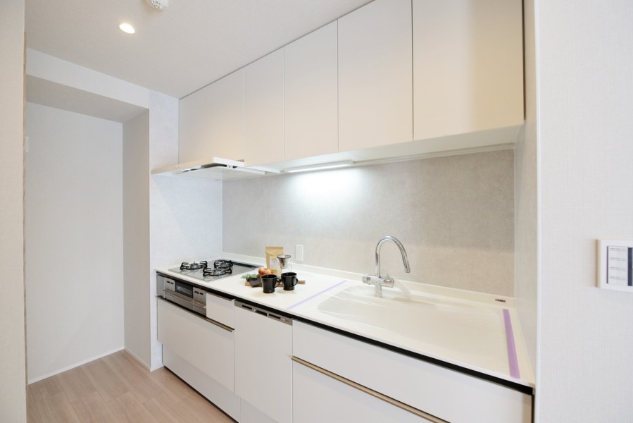 キッチンは独立キッチンですが、洗面室へもアプローチできる2WAYキッチン、回遊動線で家事の効率もアップしそうです。上部には吊戸棚を設置し、収納も豊富、清潔で整理された空間を保てます。