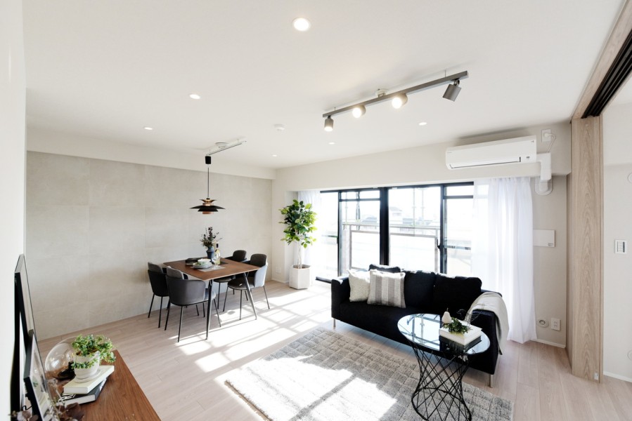 リビングの壁一面にはタイルを貼付し、異なる素材の美しさを堪能できるエレガントな空間に仕上げました。どんな家具との調和のとれる内装なので、お好みの空間を演出できます。