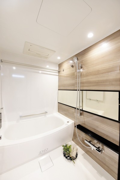 浴室は1418サイズ、追い焚き機能完備で快適な入浴時間を楽しめます。浴室暖房乾燥機も備え付けていますので、花粉の季節、梅雨時などの衣類の乾燥や、冬の暖房運転など、一年中便利にご使用頂けます。