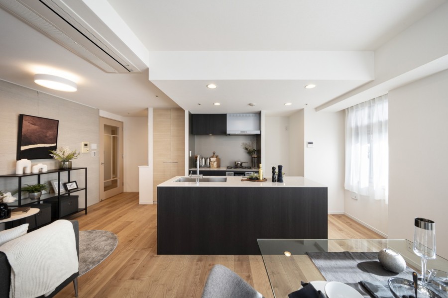 心地よい陽光で満たされた三面採光のリビングダイニングルームです。穏やかな時間が流れ、家族団欒の時間はもちろん、友人を招いて賑わう時間も心ゆくまで楽しめるリュクスな空間です。