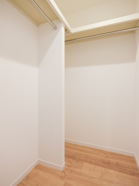 ウォークインクローゼットは衣類をかけるハンガーパイプが備わっており、オフシーズン家電やキャリーケースなどもしっかりと収納いただけます。