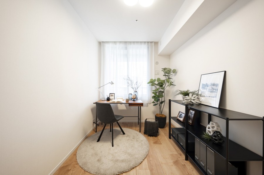 クローゼット付きで約5帖の洋室2は明るく、テレワークや読書にぴったりなお部屋です。