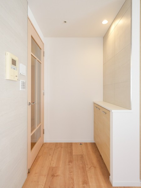 リビング入ってすぐの収納、カウンタースペースにはお気に入りのアートや写真を飾っていただくのも良し、出かける際に必要な鍵などを集めて置くもよし。フレキシブルにお使いいただけます。