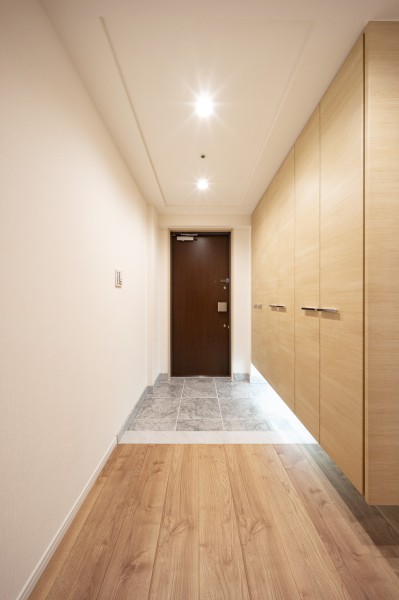 大理石調タイルで高級感漂う玄関ホールです。ゆとりがある空間なので、キャリーケースなど大きいお荷物の移動も快適です。