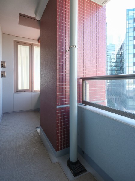 リビングからつながるバルコニーです。心地よい風が吹き抜け、洗濯物もしっかりと乾かせそうです。