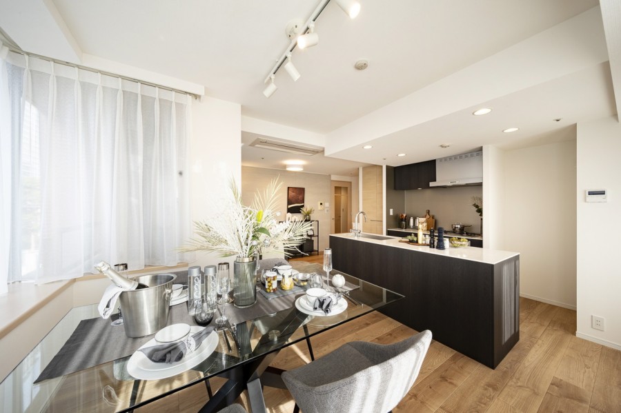 約17.3帖のLDKは明日への活力を養うことができる心地の良い空間です。愛するペットとも一緒にくつろげるお部屋で、充実した日々を実現しませんか。