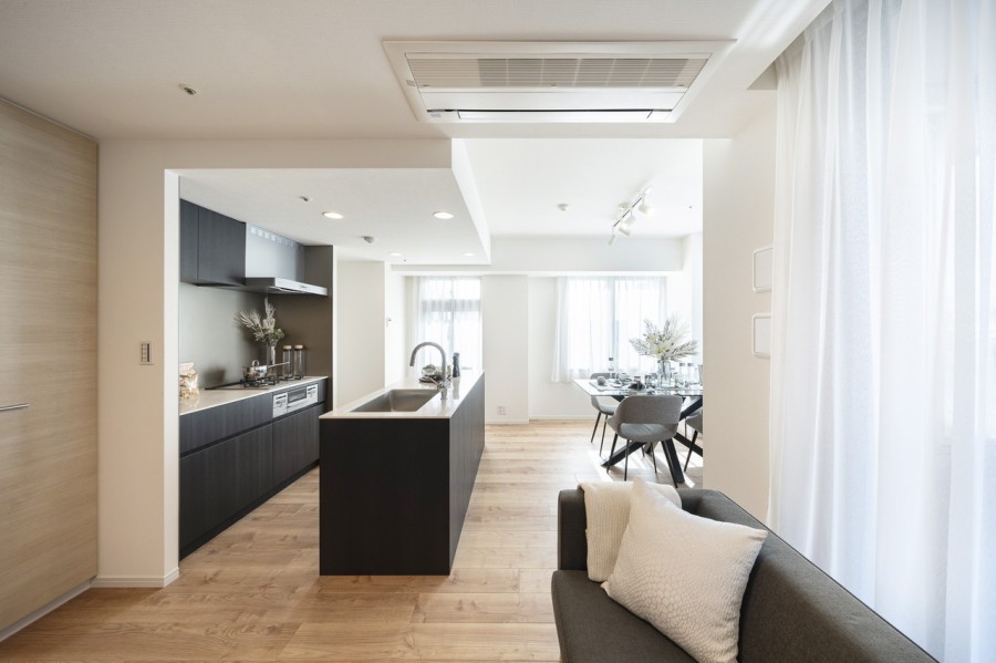 リビングダイニングには床暖房を敷設しています。流行を先駆けながら、喧騒と一線を画す安らぎの居住空間がここにあります。