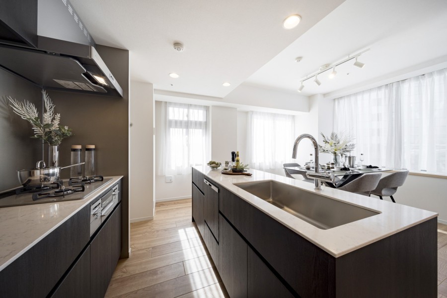 存在感のあるアイランドキッチンは、お部屋の雰囲気に調和した田中工藝製のオリジナルキッチンです。家族やゲストとコミュニケーションをとりながら料理ができますね。