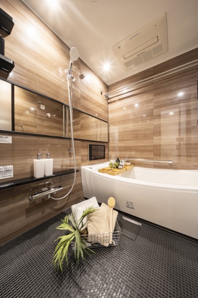 毎日のバスタイムを贅沢に豊かにしてくれるバスルームです。浴室TV付き、ゆったりとしたバスタブで毎日のお風呂時間を心ゆくまで楽しめます。