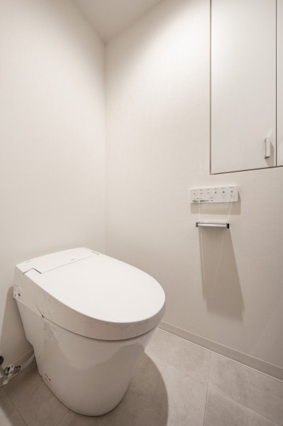 レストルームにはスタイリッシュなタンクレストイレを備え付けました。毎日使う場所だからこそ、清潔感と使いやすさを考慮した空間です。