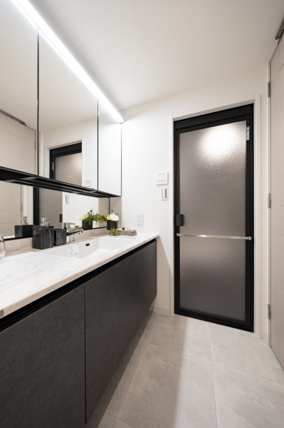 身支度の時間をも快適に彩る、美しく空間に溶け込む洗面化粧台です。カウンタースペースもゆとりがあり、ドレッサー代わりにもお使いいただけます。