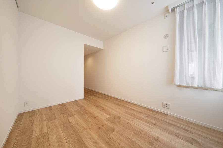 約8.3帖の洋室1です。ウォークインクローゼットも備わっており、居住スペースを広々お使いいただけるので主寝室としてもおすすめです。