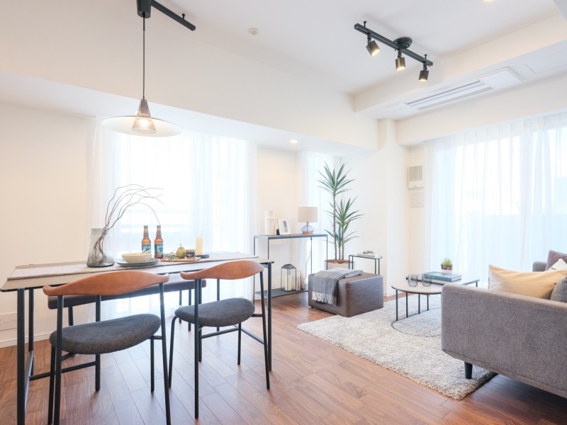 心がほっとする陽光が注がれるリビングダイニングは、開放感と安らぎを享受したのびやかな住空間です。ご家族団らんのひとときを快適にくつろぐことができそうです。