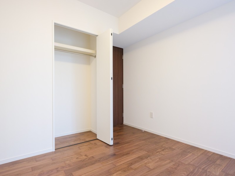 洋室1の収納は、ハンガーパイプに枕棚、しっかりとした奥行きがあるクローゼットです。快適で整然とした生活をサポートしてくれます。