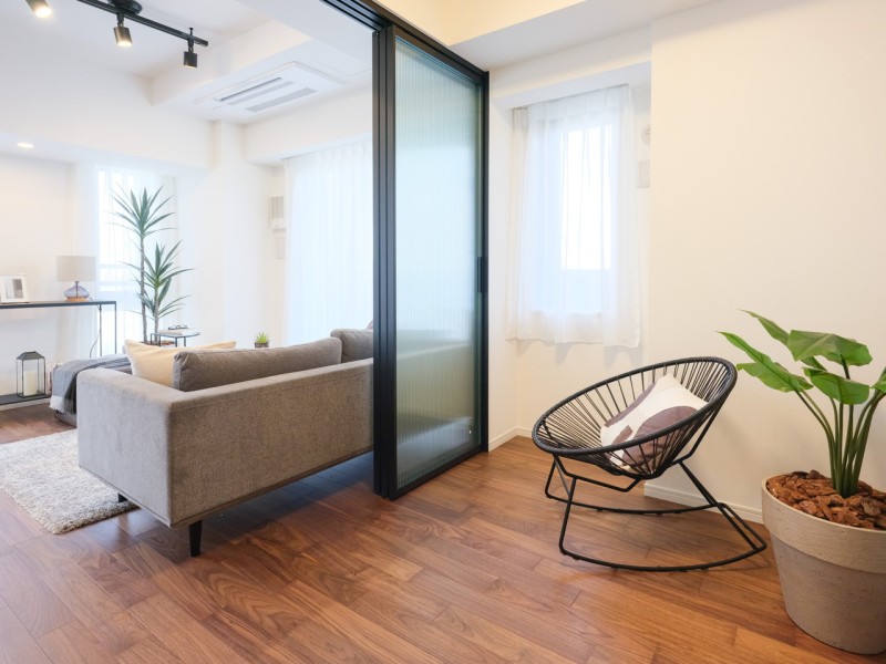 洋室2はリビングに面しており、ガラスの扉で仕切られた空間です。プライバシーを保護しながらも、家族とのコミュニケーションをしっかりとれるスペースです。