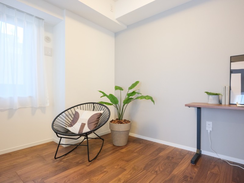 洋室2は静かに自分の時間や趣味、仕事や課題に集中できるワークスペースにおすすめです。程よい広さと優しい光が入るお部屋で、快適な自分時間を過ごせそうです。