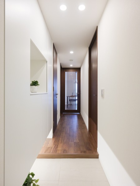 白を基調とした爽やかな玄関には、天井までの高さがあるシューズボックスを備え付けたので、玄関をすっきり綺麗に保てます。フットライトの明るい空間が出迎えてくれます。