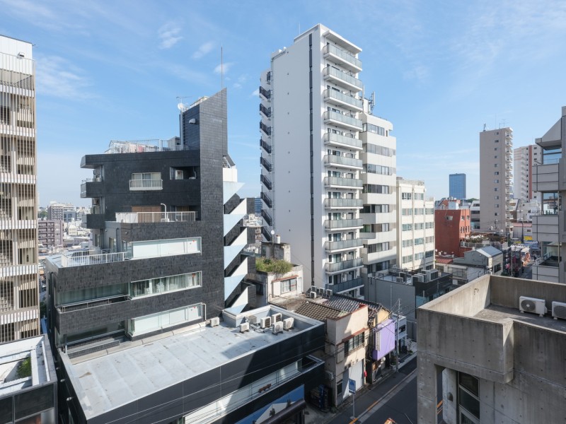 都心の刺激を間近に、時間や季節と共に変化する空を眺めながら心安らぐ時間を過ごせます。毎日の暮らしの中で、一息つきたくなるような開放感です。