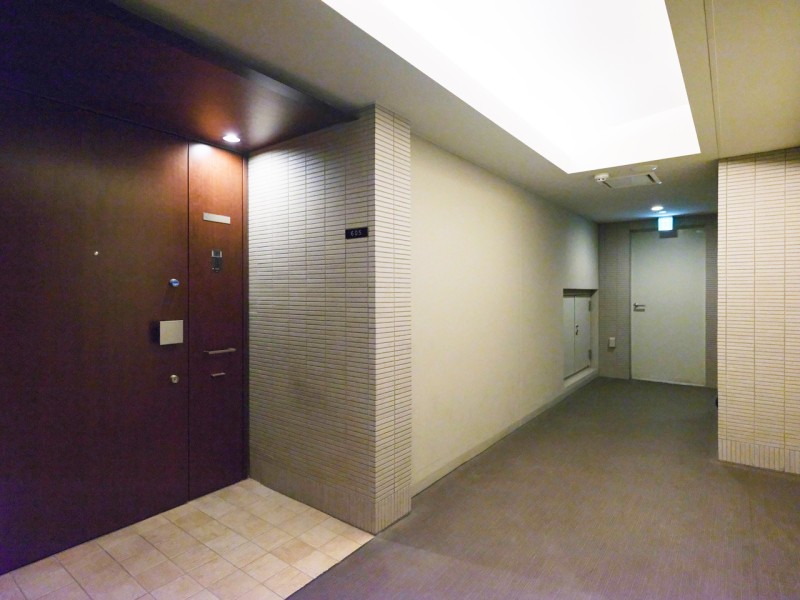 ラグジュアリーな雰囲気の内廊下は、住む方に高い満足感を感じていただけます。まるでホテルのような玄関扉が格調高い住まいであることを証明しています。