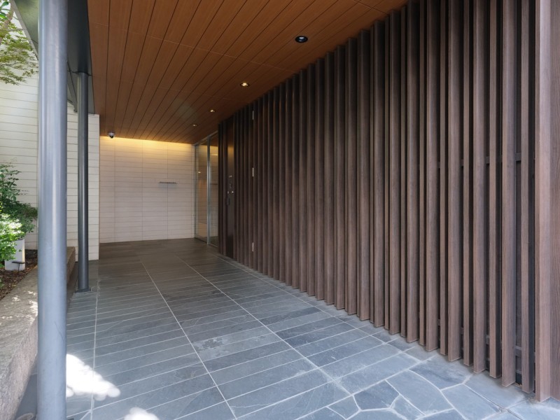 スタイリッシュに加え質感があり機能的でもあるエントランスは邸宅へ導くアプローチが気分を高めてくれます。安心のオートロック付き、宅配ボックス完備です。