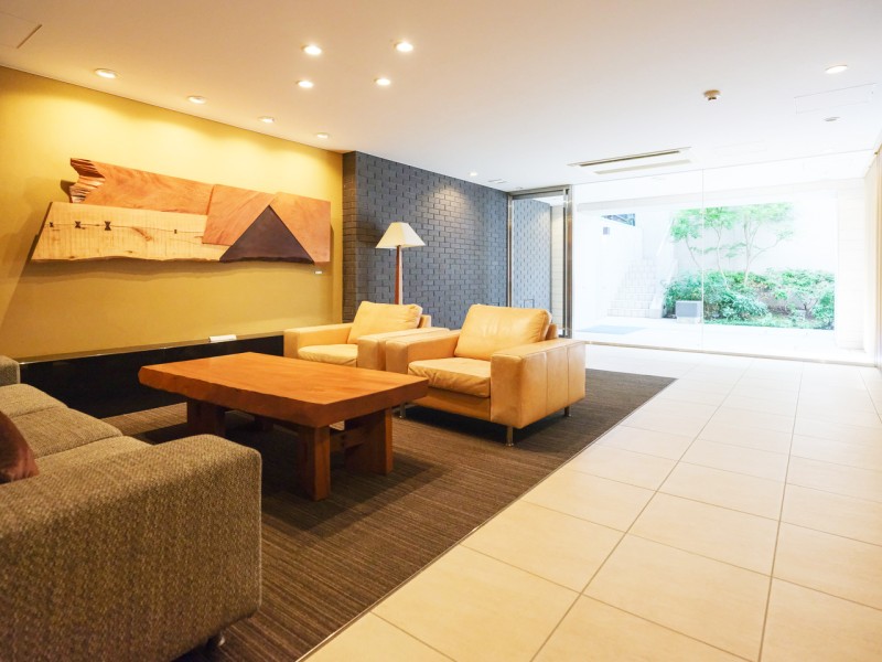 管理体制も良好、共用部分もいつもきれいに保たれています。大きなガラス張りのエントランスホールからは外の美しく整えられた植栽を眺めることができ、家族やゲストを優しく迎えてくれます。