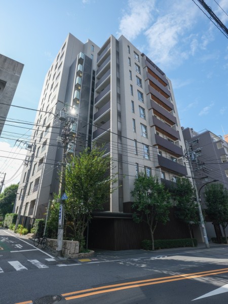 心がほっとする陽光が注がれるリビングダイニングは、開放感と安らぎを享受したのびやかな住空間です。ご家族団らんのひとときを快適にくつろぐことができそうです。