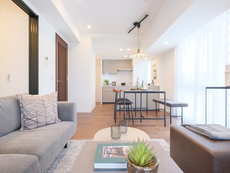 落ち着いた木目調のフローリングが印象的なお部屋は、お洒落で上質な雰囲気になります。お気に入りのインテリアで、お好みの空間づくりをお楽しみいただけます。