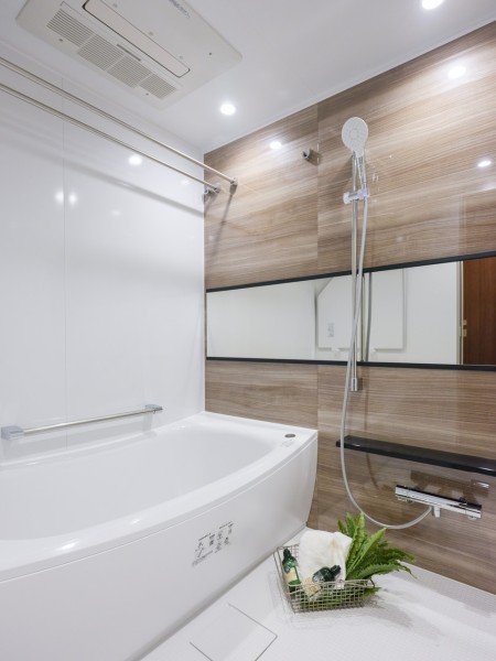 美しいカーブと全身を包み込むような入浴感が特長のクレイドル浴槽を採用しました。1418サイズでゆったりと1日の疲れを癒してくれるバスルームです