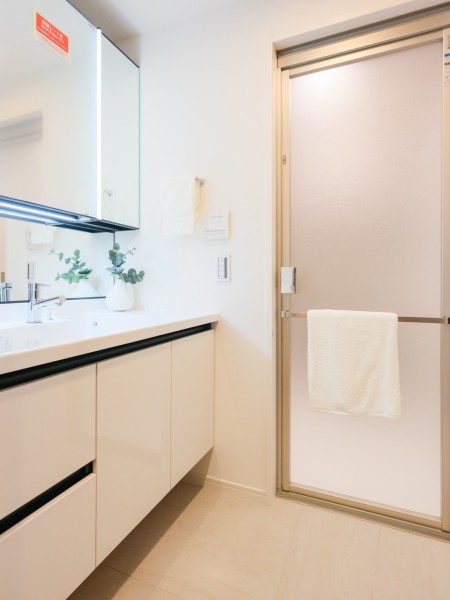 脱衣所にもなる洗面室には、鏡裏と足元が収納になっているLIXIL製洗面化粧台を設置しました。カウンター部分もゆとりがあるので身支度がしやすいサイズです。