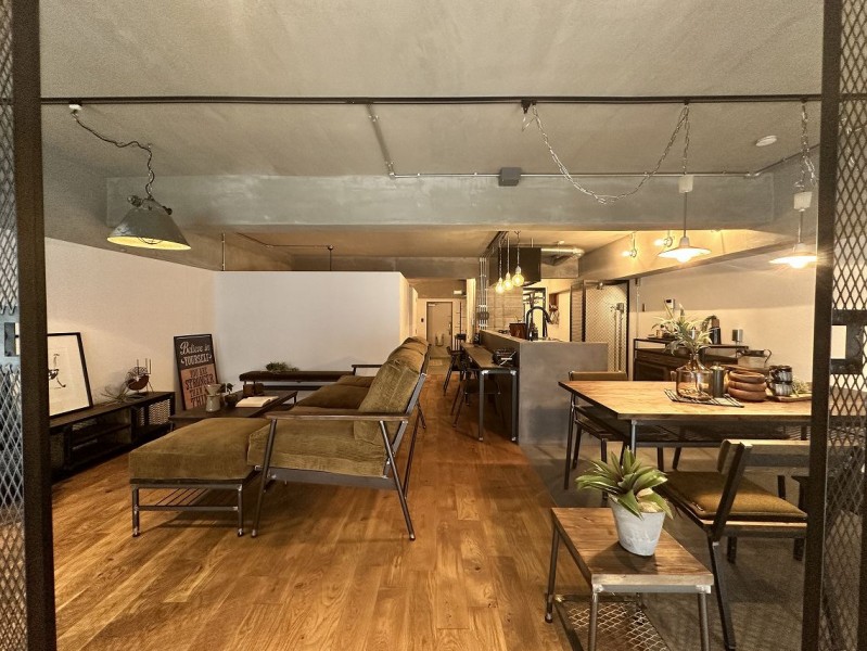 インナーバルコニーからリビング方向の眺めです。右手がダイニングスペースと奥側にキッチン、左手がリビングスペースです。天井のダクトラインにお好みの照明器具を設置できます。