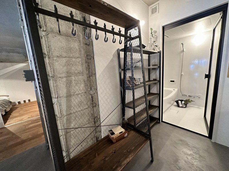 玄関入ってリビング方向に少し進んだ辺りです。左手がトイレ、右手が収納です。