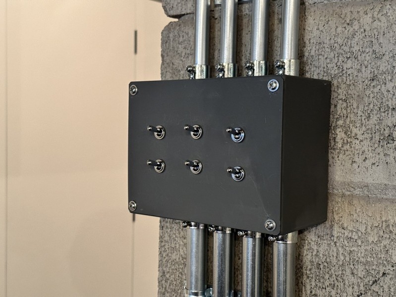 浴室前のスペースです。手前のシェルフはインダストリアルブランチ製作の家具の一つです。壁は塗装、床は左官仕上げです。