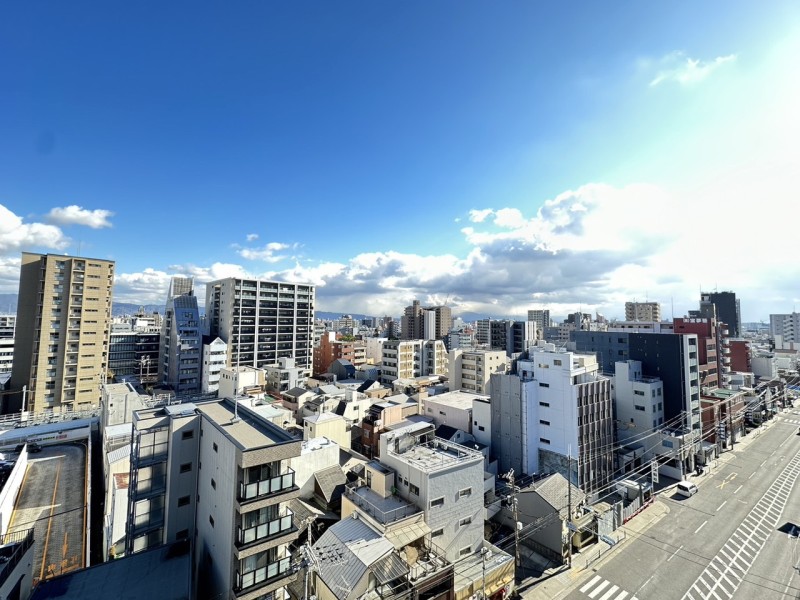 10階部分の三方角住戸、前面を遮る建物もなく、開放感あふれる住まいです。東側にメインのバルコニーがありますので、お部屋の中に気持ちの良い朝の光を運んでくれます。