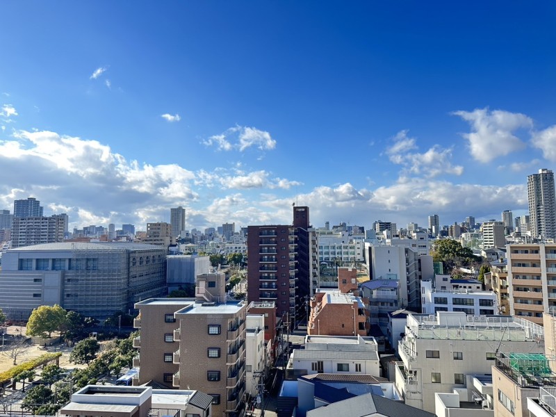 西側サービスバルコニーからの眺望です。季節や時間と共に変化していく広い空を眺めながらリフレッシュ出来ます。東西の両面バルコニーですので、風通しの良いお部屋です。