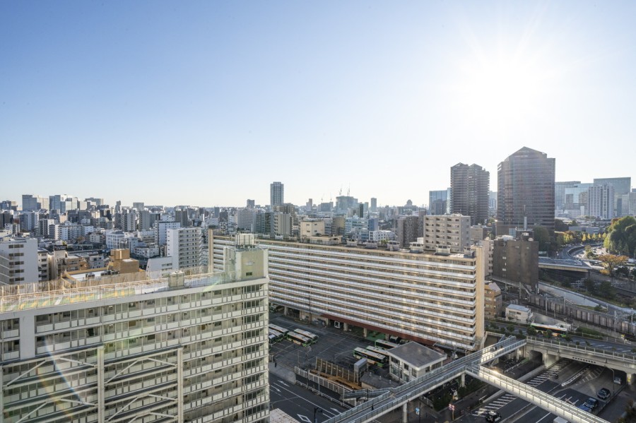 都心らしい眺望がお楽しみいただけます。胸のすくパノラマビューに凛とした空気が流れ込みます。夜の景色も楽しみですね。